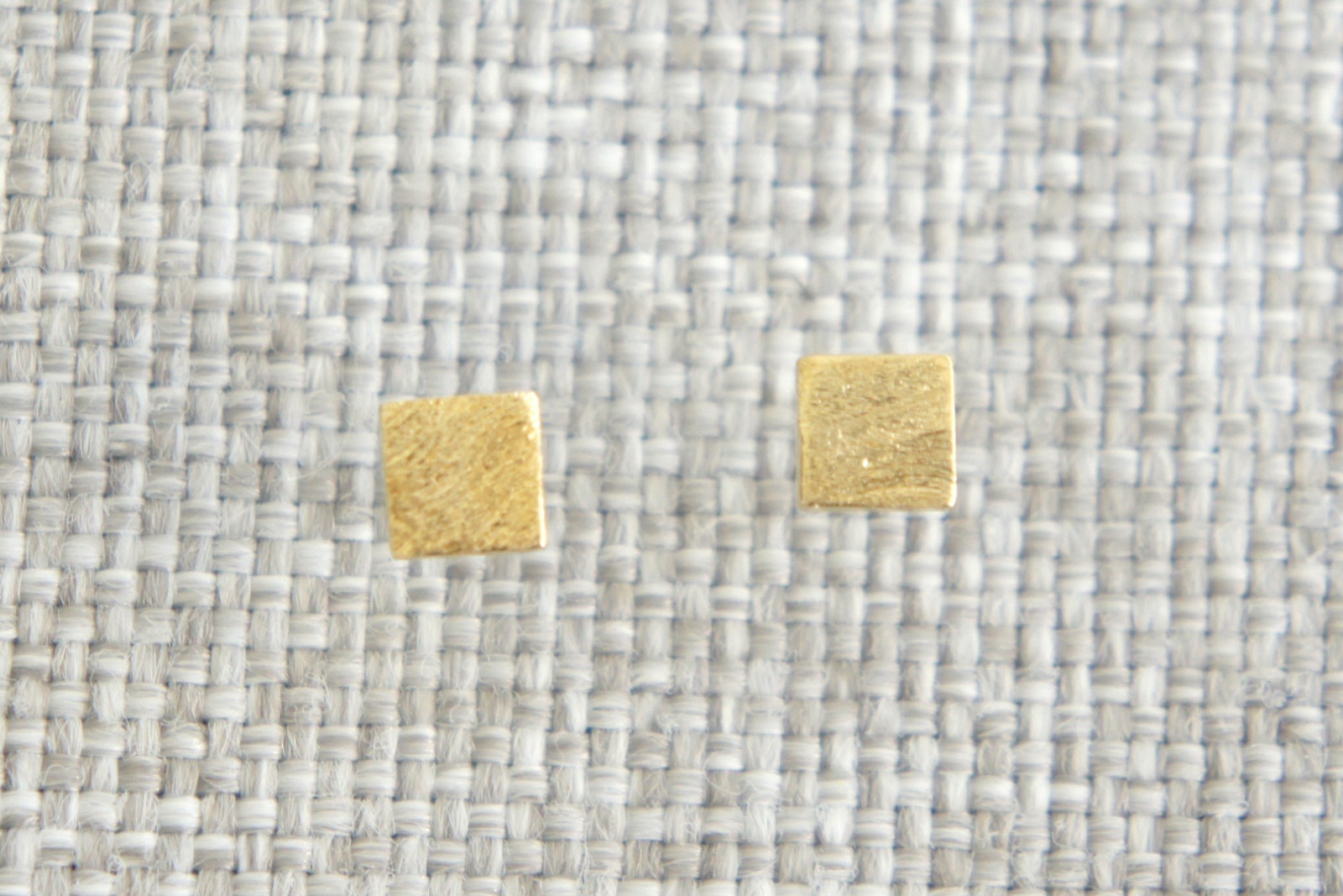 Kleine goldene Ohrstecker aus satiniertem Messing, Quadrat 2