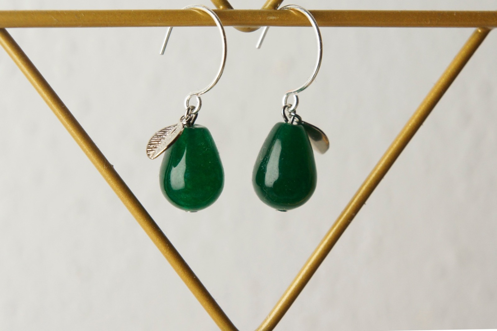 Ohrhänger silber mit Tropfen aus grüner Jade mit Blatt 2