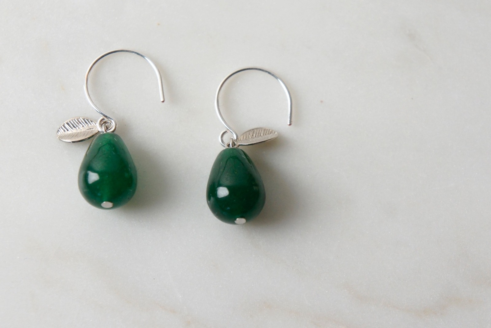Ohrhänger silber mit Tropfen aus grüner Jade mit Blatt
