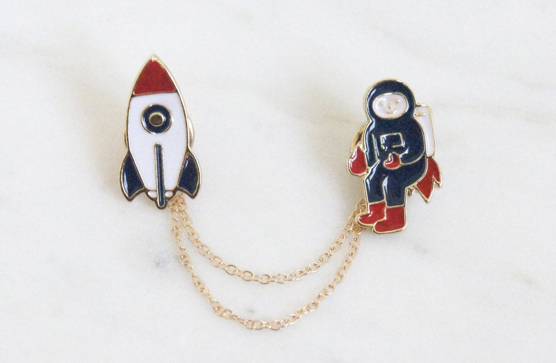 Brosche Pin Rakete mit Astronaut 2