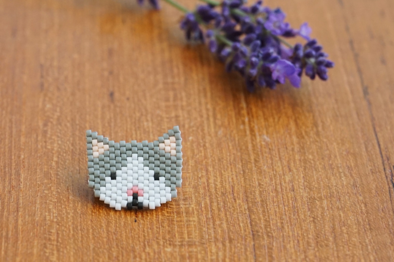 Brosche Pin Katze aus Miyukiperlen