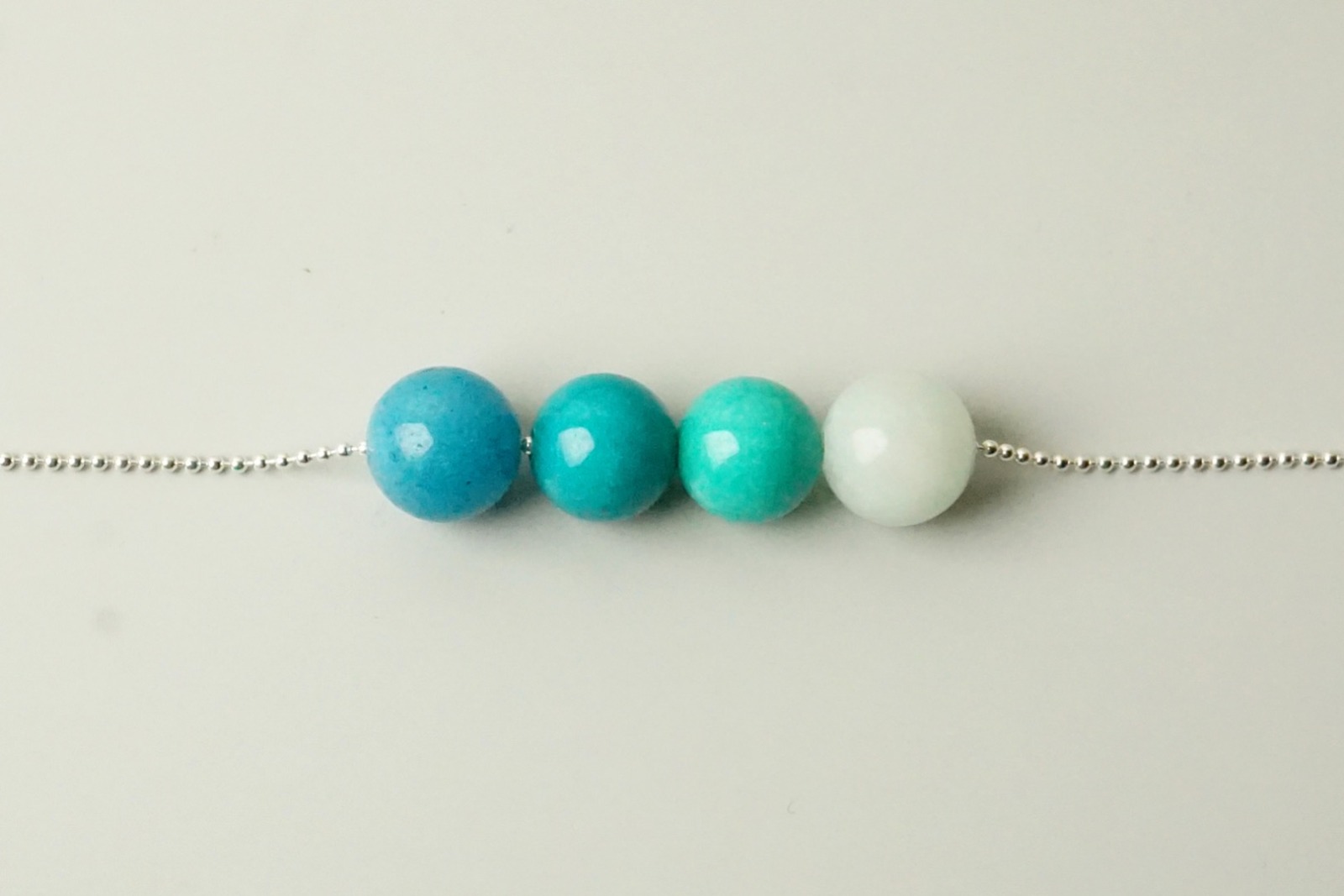 Silberne Kugelkette mit Farbverlauf aus vier Perlen Jade türkis 2