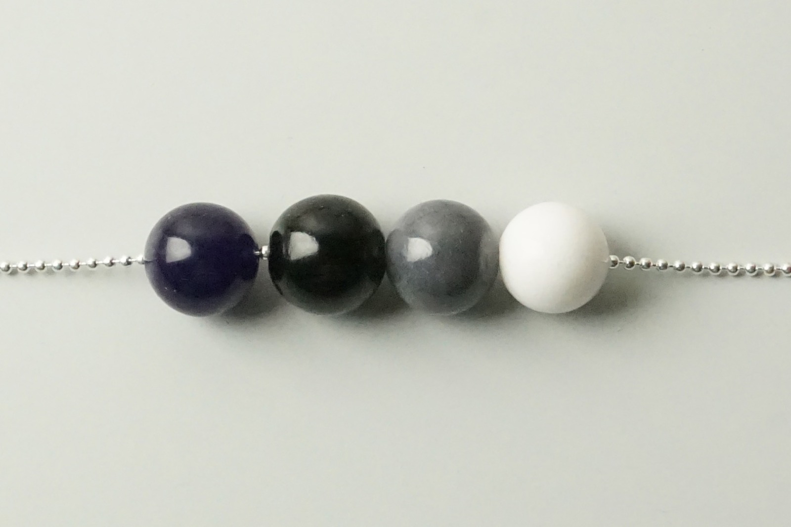 Silberne Kugelkette mit Farbverlauf aus vier Perlen Jade schwarz-weiß 2