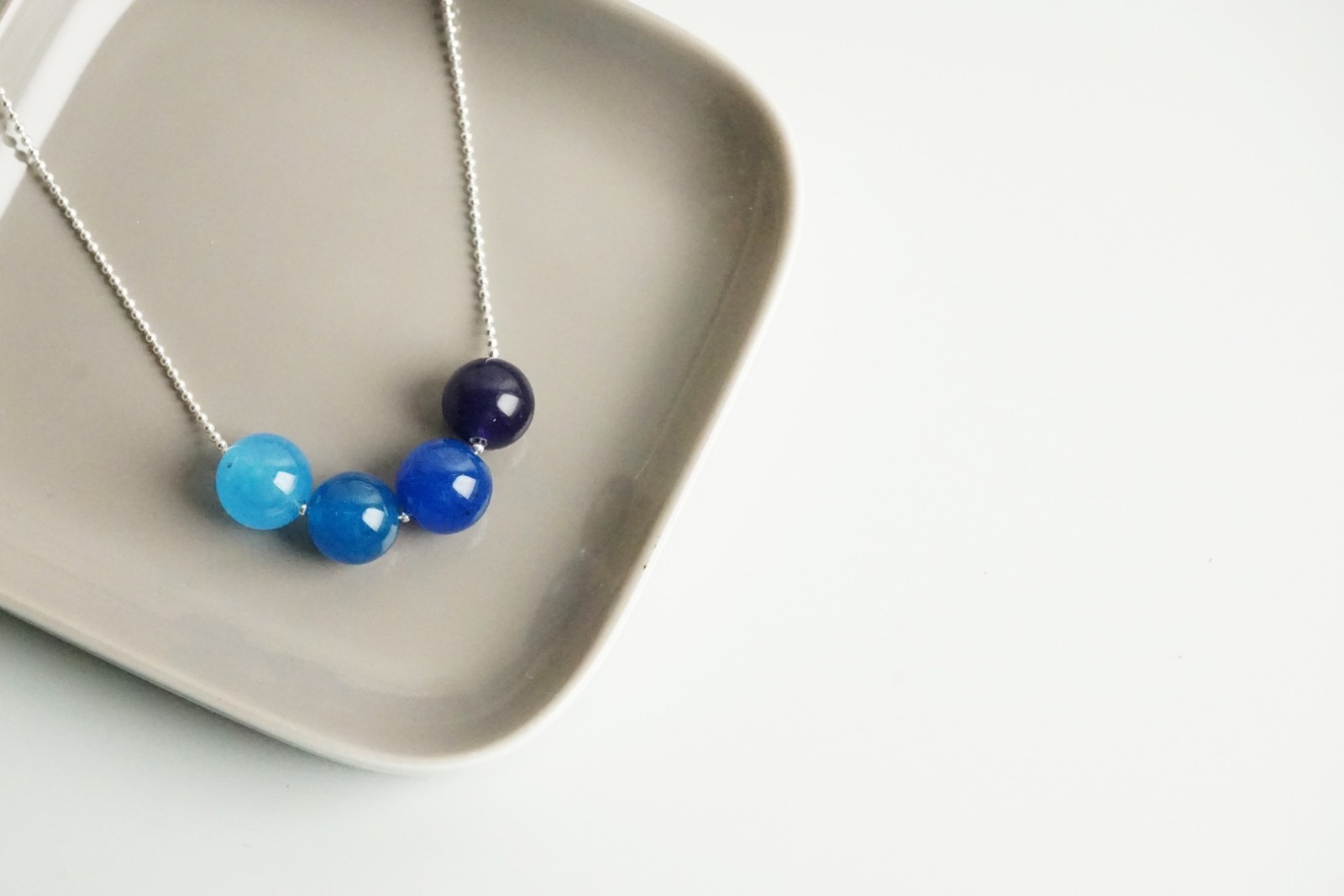 Silberne Kugelkette mit Farbverlauf aus vier Perlen, Jade blau