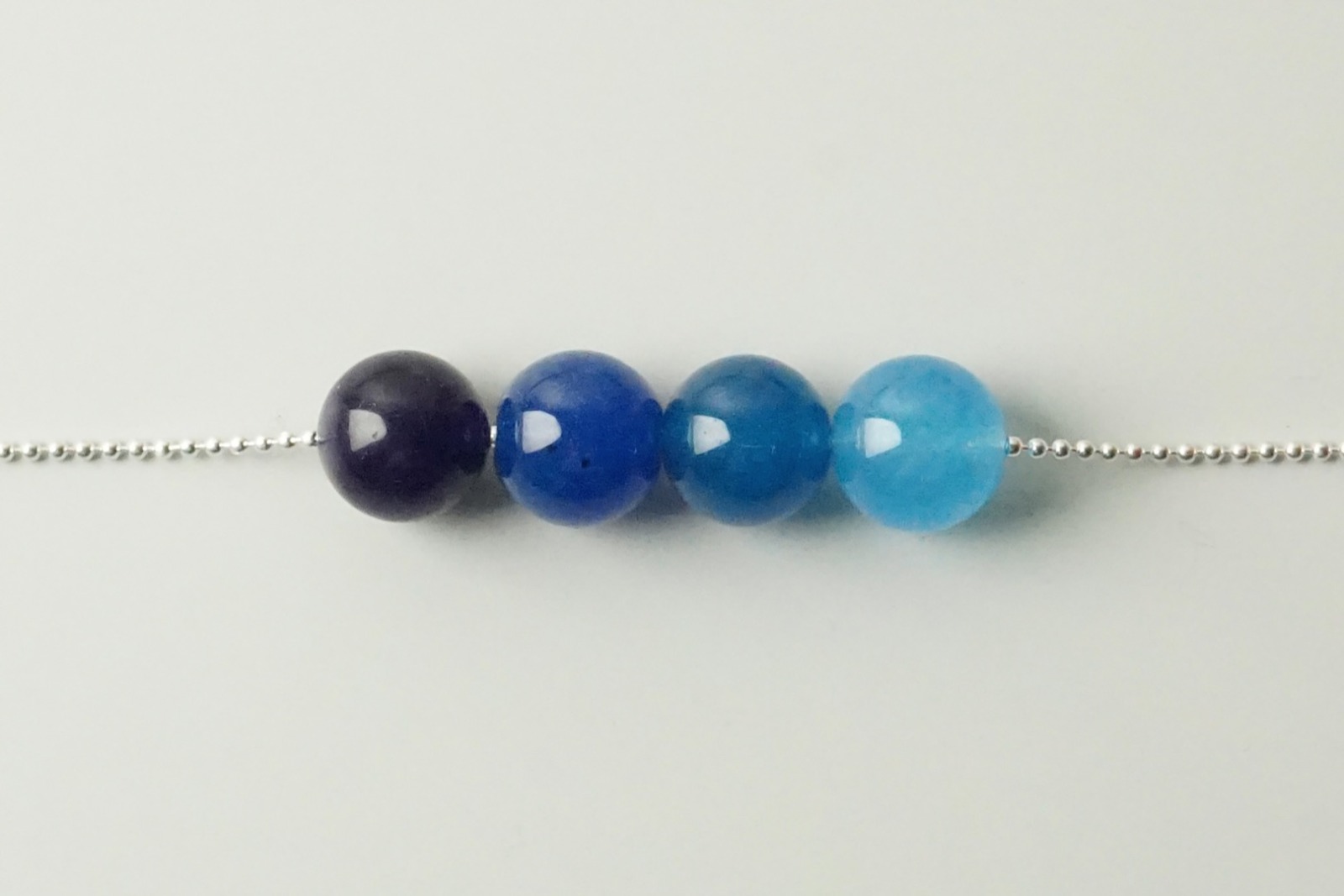Silberne Kugelkette mit Farbverlauf aus vier Perlen Jade blau 2