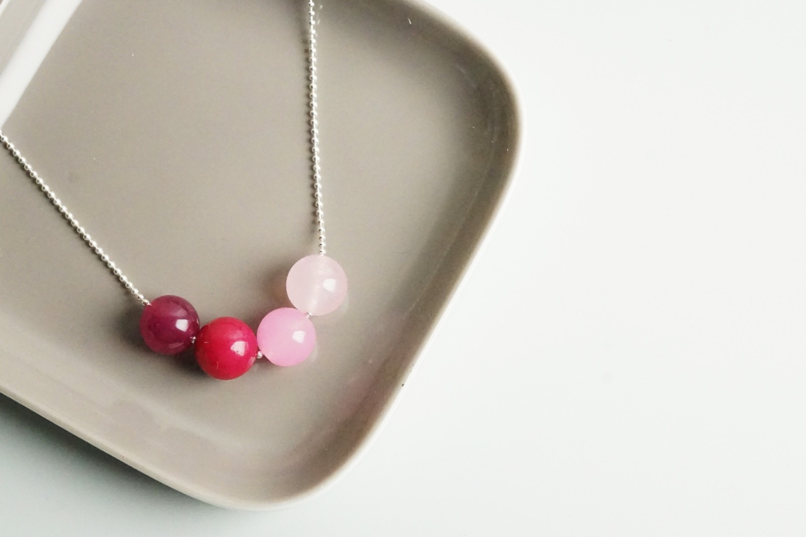 Silberne Kugelkette mit Farbverlauf aus vier Perlen, Jade rot-rosa