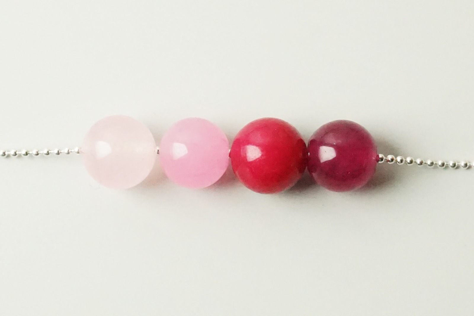 Silberne Kugelkette mit Farbverlauf aus vier Perlen Jade rot-rosa 2