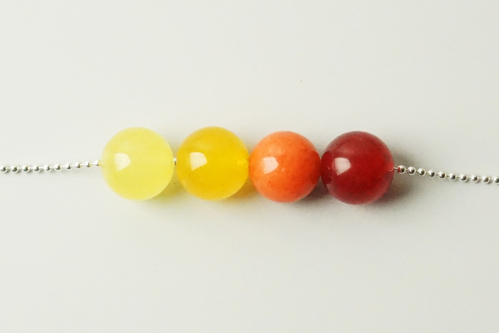 Silberne Kugelkette mit Farbverlauf aus vier Perlen Jade rot-gelb 2