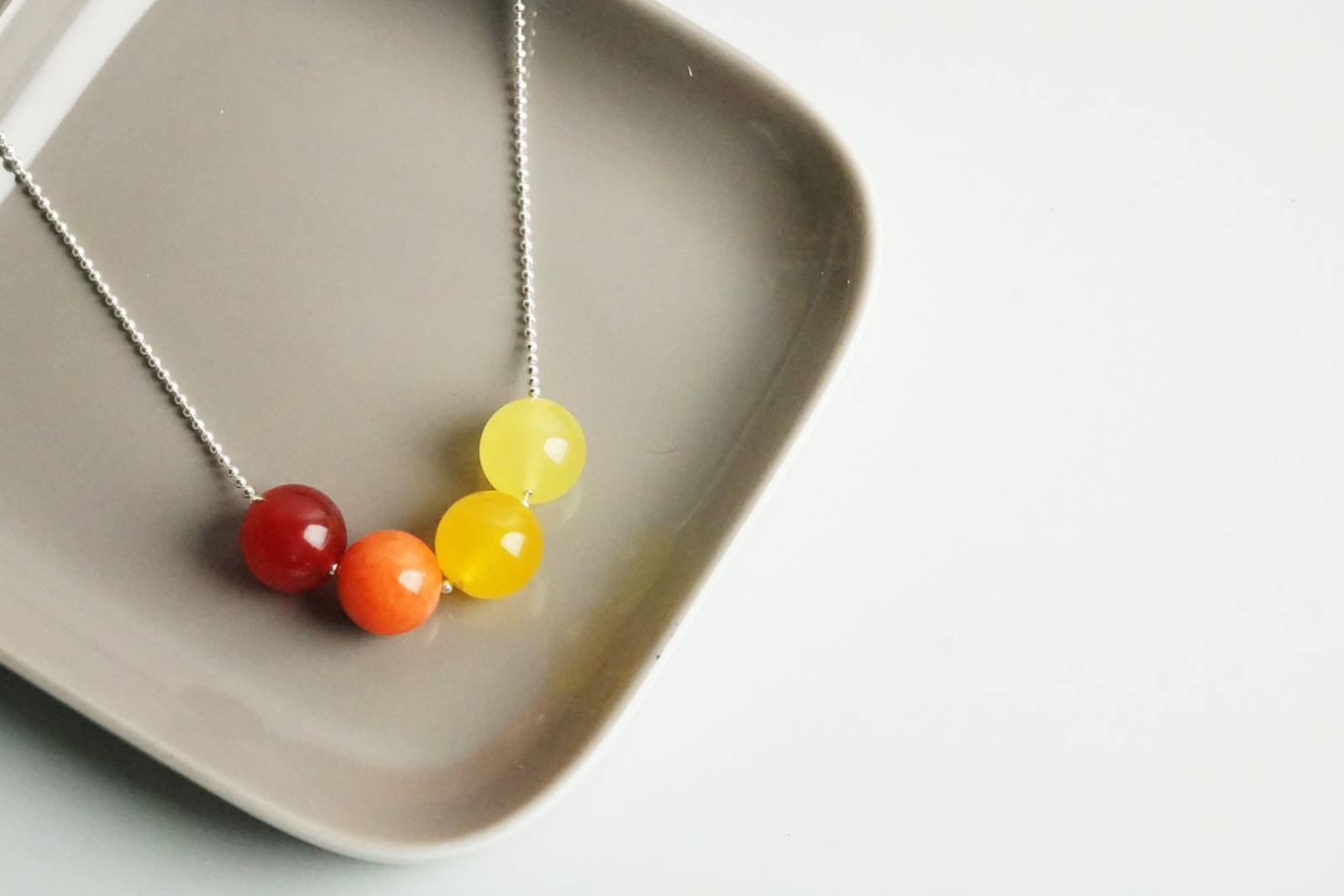 Silberne Kugelkette mit Farbverlauf aus vier Perlen, Jade rot-gelb