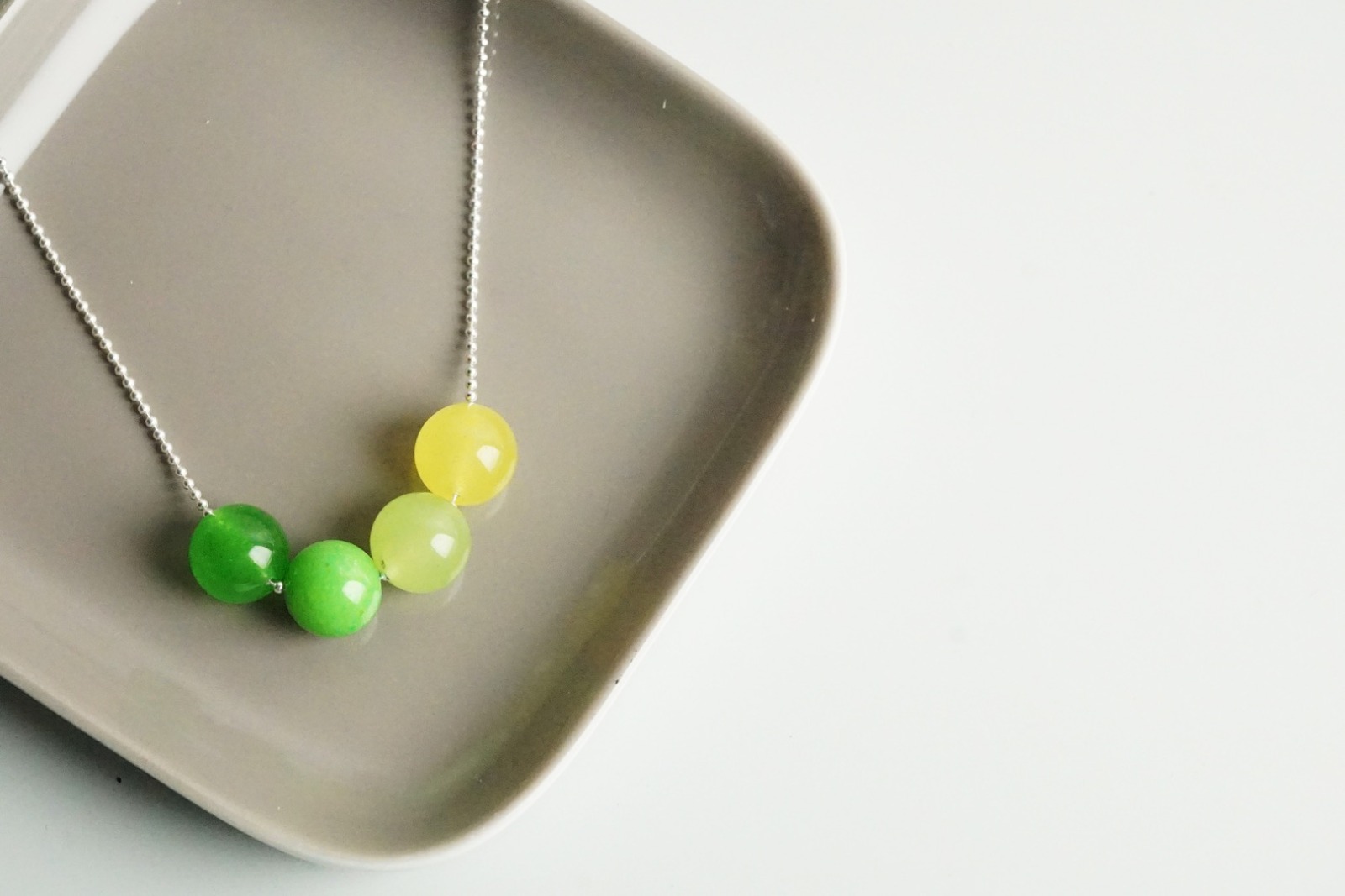 Silberne Kugelkette mit Farbverlauf aus vier Perlen Jade grün-gelb