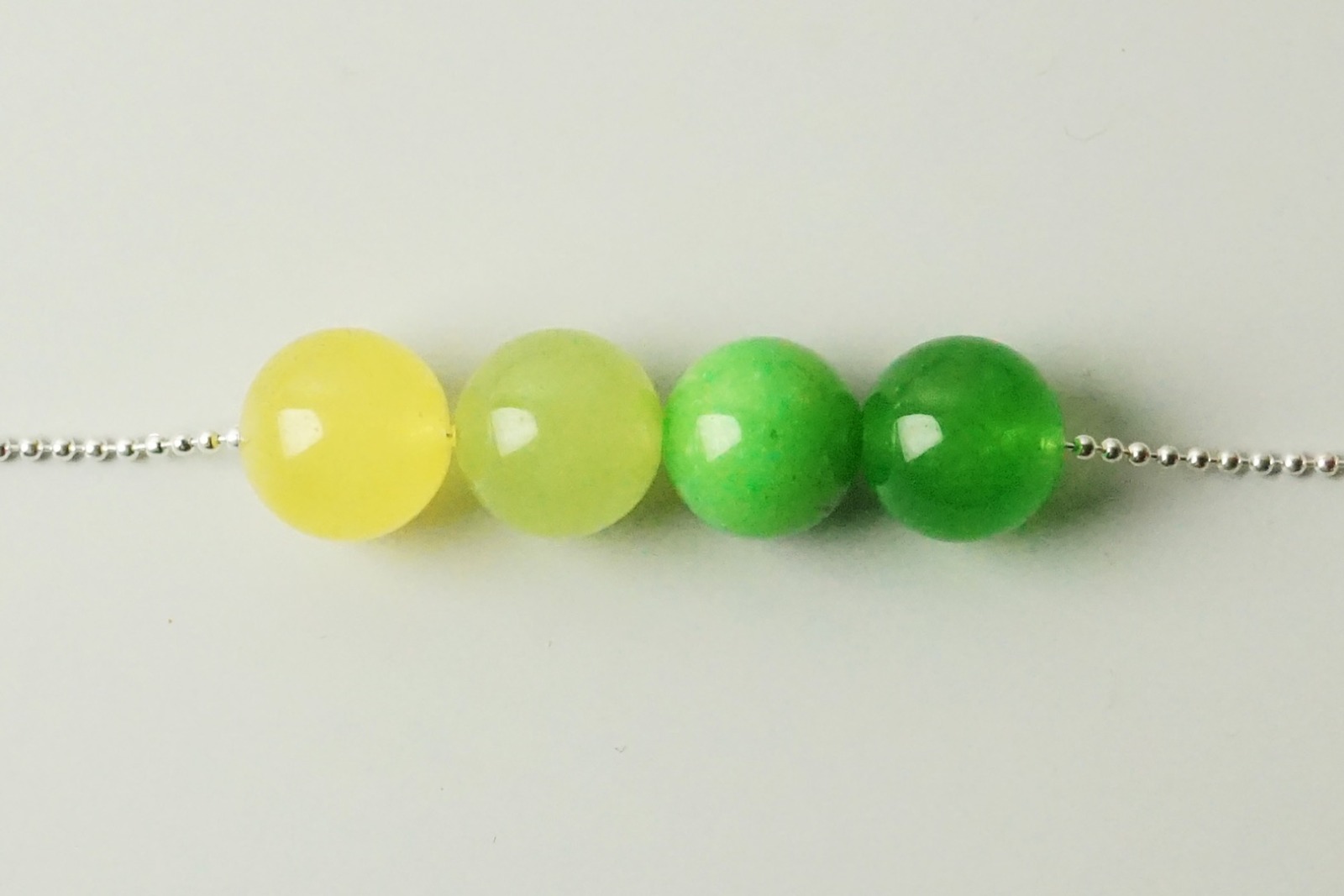 Silberne Kugelkette mit Farbverlauf aus vier Perlen Jade grün-gelb 2