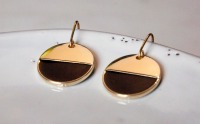 Grafische Ohrringe vergoldet mit Emaille, schwarz