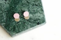 Runde Ohrstecker aus lackiertem Metall und Silber -rosa