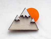Brosche Berg, Holz, Acryl orange