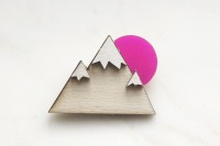 Brosche Berg, Holz, Acryl pink