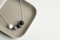 Silberne Kugelkette mit Farbverlauf aus vier Perlen, Jade schwarz-weiß