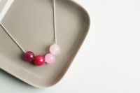 Silberne Kugelkette mit Farbverlauf aus vier Perlen, Jade rot-rosa