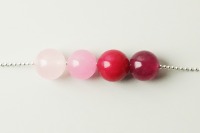 Silberne Kugelkette mit Farbverlauf aus vier Perlen, Jade rot-rosa 2