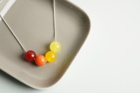Silberne Kugelkette mit Farbverlauf aus vier Perlen, Jade rot-gelb