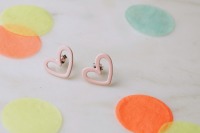 Kleine Herzchen Ohrstecker aus lackiertem Metall - rosa