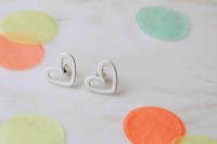 Kleine Herzchen Ohrstecker aus lackiertem Metall - weiß