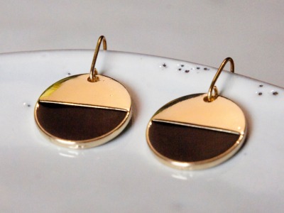 Grafische Ohrringe vergoldet mit Emaille, schwarz