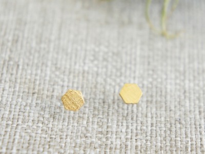 Kleine goldene Ohrstecker aus satiniertem Messing, Hexagon