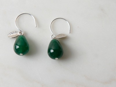 Ohrhänger silber mit Tropfen aus grüner Jade mit Blatt