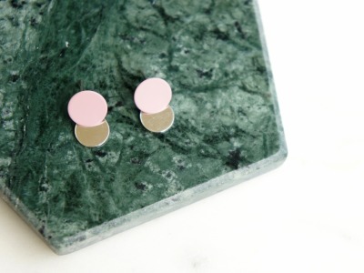 Runde Ohrstecker aus lackiertem Metall und Silber -rosa