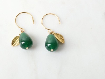 Ohrhänger vergoldet mit Tropfen aus grüner Jade mit Blatt