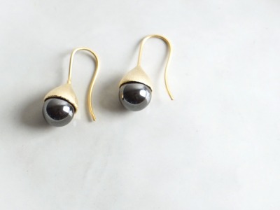 Ohrhänger Hütchen vergoldet mit Perle Hämatit schwarz