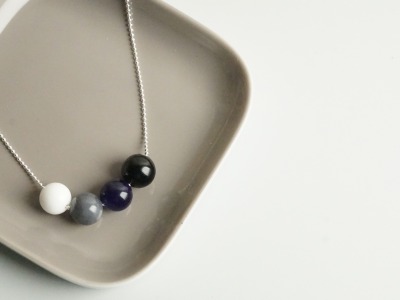 Silberne Kugelkette mit Farbverlauf aus vier Perlen Jade schwarz-weiß