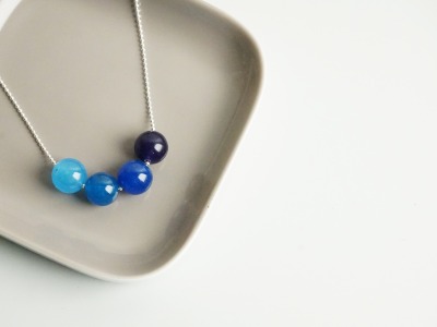 Silberne Kugelkette mit Farbverlauf aus vier Perlen, Jade blau