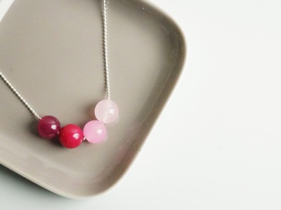 Silberne Kugelkette mit Farbverlauf aus vier Perlen Jade rot-rosa