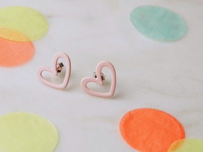 Kleine Herzchen Ohrstecker aus lackiertem Metall - rosa
