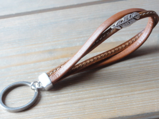 Leder Schlusselanhanger Nr5 Mit Gravur Cognac Feder Online Shop Bschmuckdesign