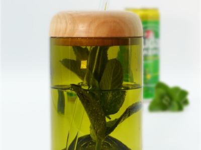 Trinkglas Recycling mit Deckel - Glas grünbraun mit Lochdeckel
