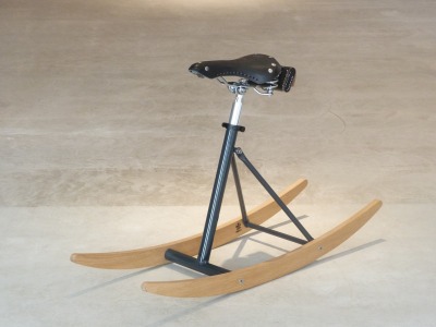 Schaukelhocker Schockel Schwarz/Black - Hocker und Schaukel Möbelstück mit handgefertigtem Rahmen einem echten Fahrradsattel und Kufen aus Eichenholz