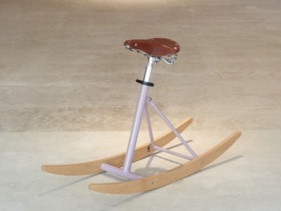 Schaukelhocker Schockel Lila Flieder/Lilac - Hocker und Schaukel Möbelstück mit handgefertigtem Rahmen einem echten Vintage Brooks Fahrradsattel und Kufen aus Eichenholz