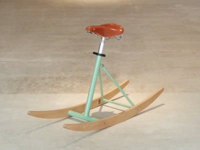 Schaukelhocker Schockel Salbeigrün/Sage - Hocker und Schaukel Möbelstück mit handgefertigtem Rahmen einem echten Fahrradsattel und Kufen aus Eichenholz