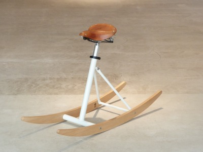 Schaukelhocker Schockel Weiss/Snow white - Hocker und Schaukel Möbelstück mit handgefertigtem Rahmen einem echten Fahrradsattel und Kufen aus Eichenholz