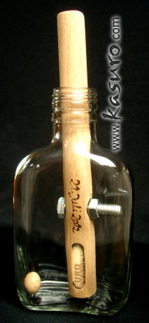 Flaschensafe Schraube personalisiert - mit eingebrannter Widmung auf dem Holzstab