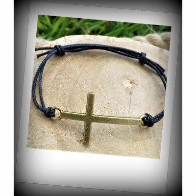 VINTAGE Kreuz Armband in schwarz - Schlichtes gewölbtes Kreuz in Vintage Bronze verknüpft mit