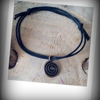 Spiralen-Armband in schwarz - Gewachste Baumwollschnur vegan im Verbund mit einem kleinen