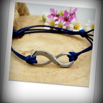 Infinity Armband in marineblau - Unendlichkeitsarmband in der Farbe Marineblau mit antik silbernen