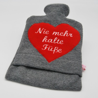 Bestickte Wärmflasche - Nie mehr kalte Füße - Herz in Rot - Hülle von tumult Berlin inklusive