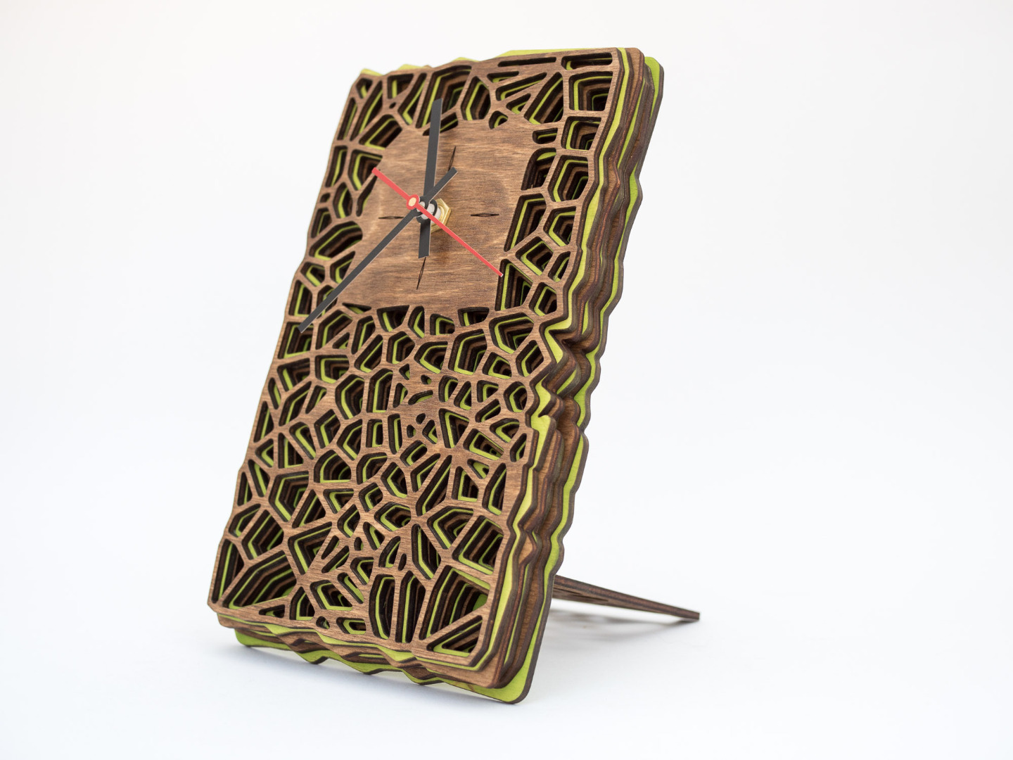 Uhr aus Holz für Schreibtisch oder Wand - Organisches Zweifarbiges Design in Walnuss und Maigrün