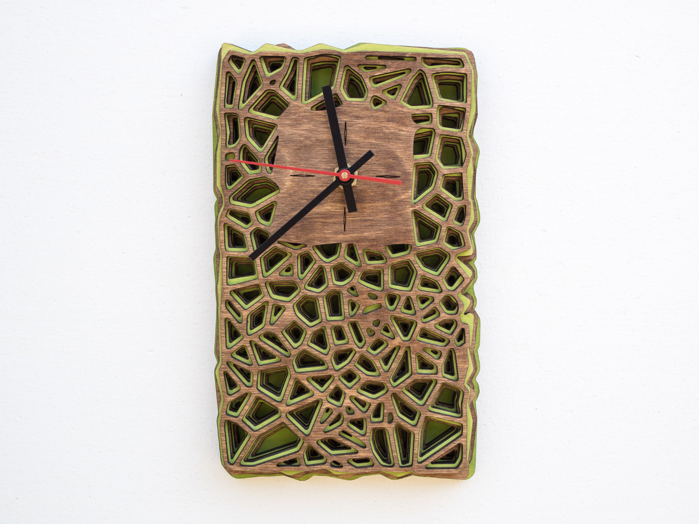 Uhr aus Holz für Schreibtisch oder Wand - Organisches Zweifarbiges Design in Walnuss und Maigrün 9