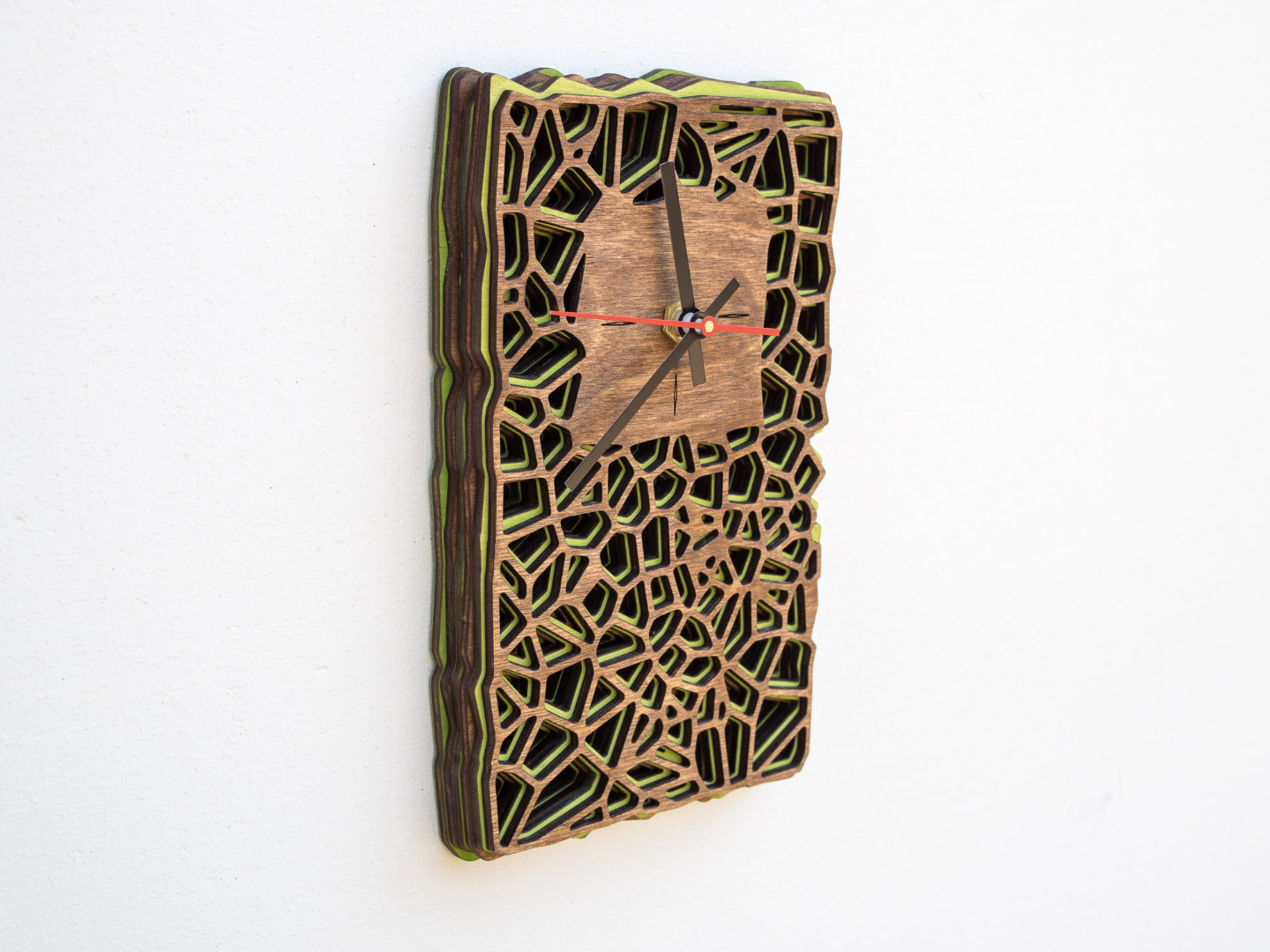 Uhr aus Holz für Schreibtisch oder Wand - Organisches Zweifarbiges Design in Walnuss und Maigrün 10