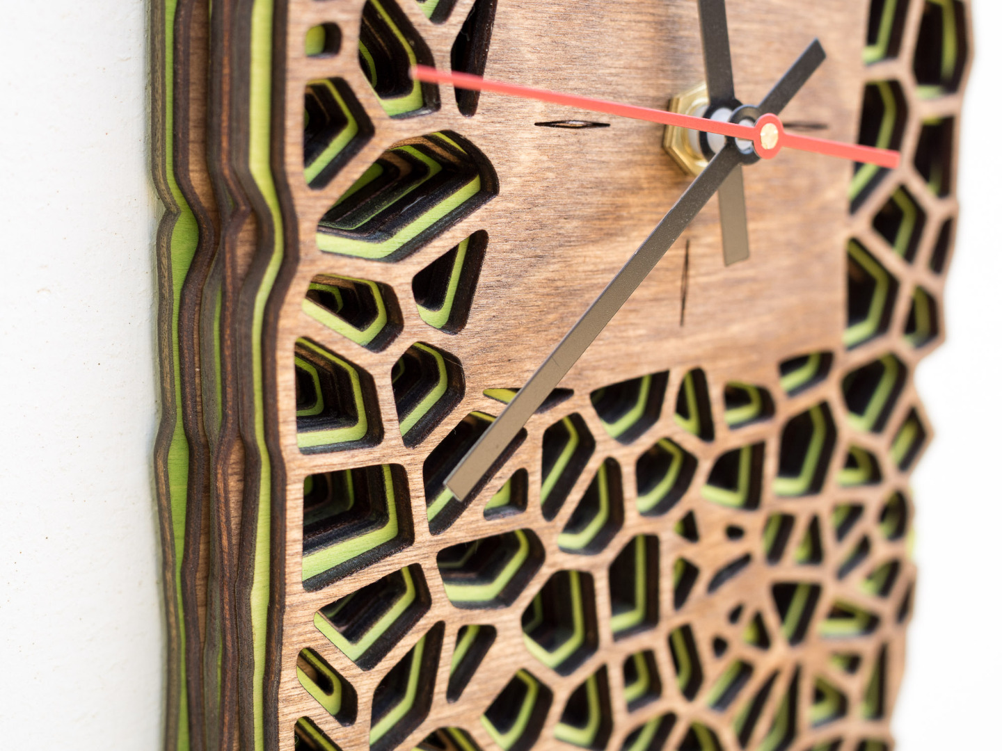 Uhr aus Holz für Schreibtisch oder Wand - Organisches Zweifarbiges Design in Walnuss und Maigrün 1
